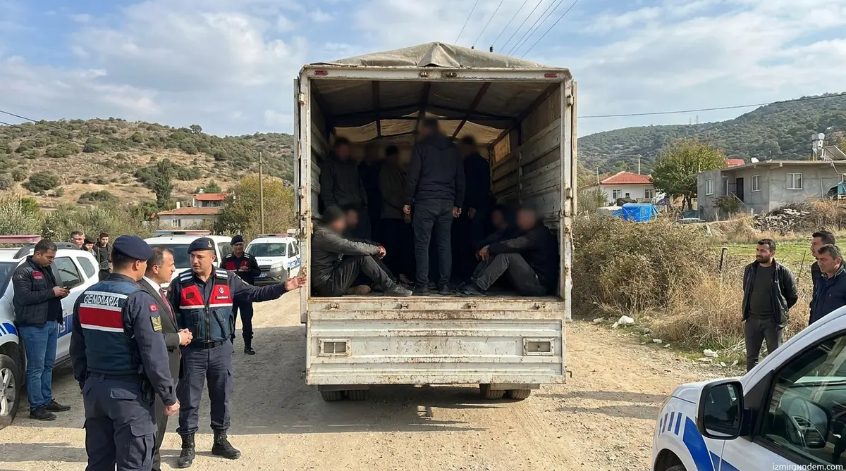 Seferihisar'da kamyonet kasasından 37 kaçak göçmen çıktı