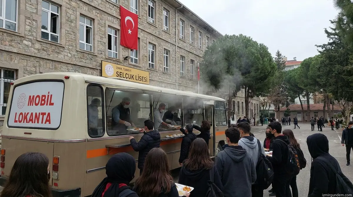 Selçuk'ta Öğrencilere 30 TL'ye Yemek: Mobil Lokantalar Yola Çıktı