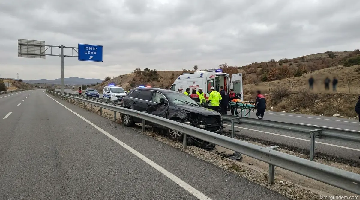Uşak-İzmir Yolunda Cip Bariyerlere Saplandı: 1 Ölü