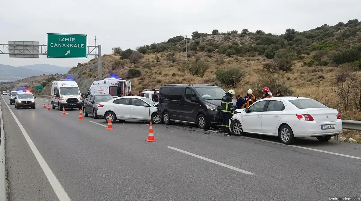 Çanakkale-İzmir Yolunda 4 Araçlı Zincirleme Kaza: 4 Yaralı