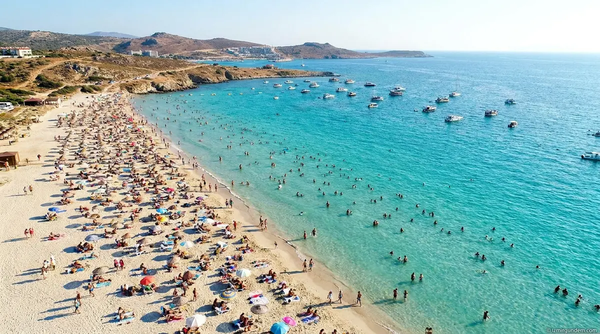 Çeşme Ilıca Plajı'nda Hafta Sonu Yoğunluğu: Sahiller Doldu