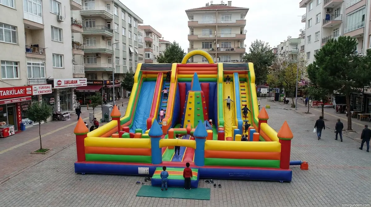 Çiğli Belediyesi Mobil Oyun Parkıyla Mahalleleri Şenlendiriyor