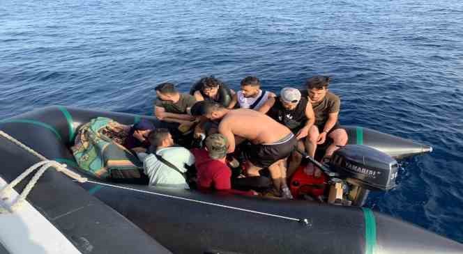 İzmir’de 54 düzensiz göçmen ve 1 göçmen kaçakçısı yakalandı
