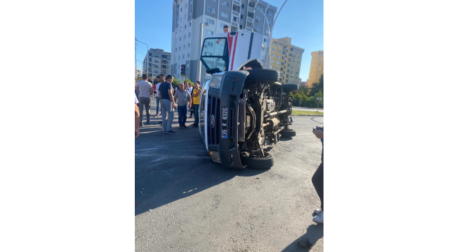 İzmir’de ambulans ile kamyonet çarpıştı: 3 yaralı
