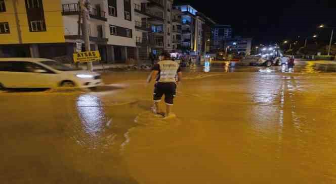 İzmir’de hareketli gece: Ana boru patladı, 2 mahalleyi su bastı
