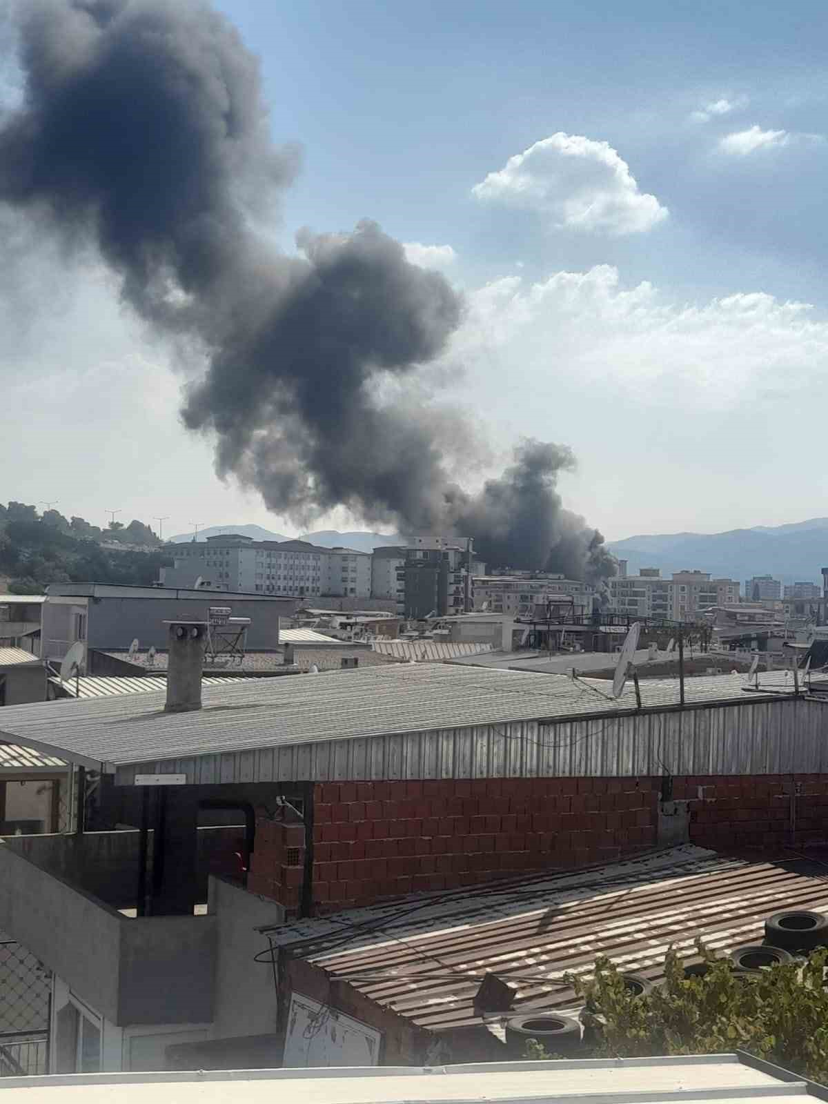İzmir’de hurda deposunda korkutan yangın
