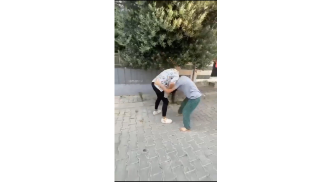 İzmir’de kızlar saç saça baş başa kavga etti, o anlar kameraya yansıdı
