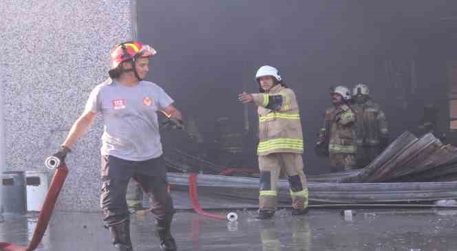 İzmir’de polyester fabrikasında çıkan yangın kontrol altına alındı
