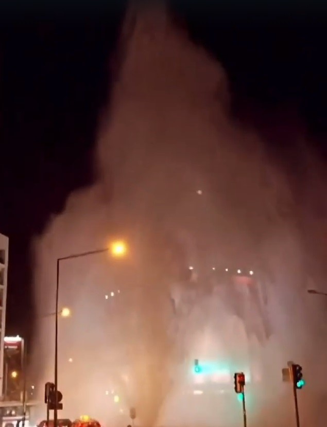İzmir’de su borusu patladı, trafik durma noktasına geldi
