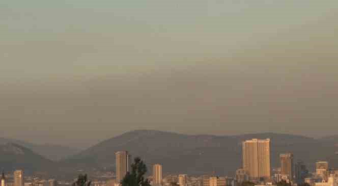 Manisa’da yanan ormandan yükselen dumanlar İzmir’den görülüyor
