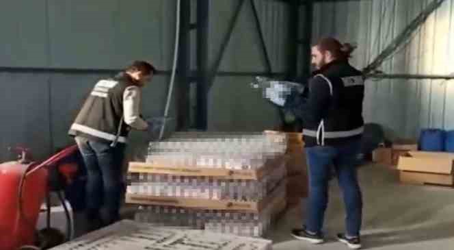 İzmir’de tonlarca sahte etil alkol ele geçirildi
